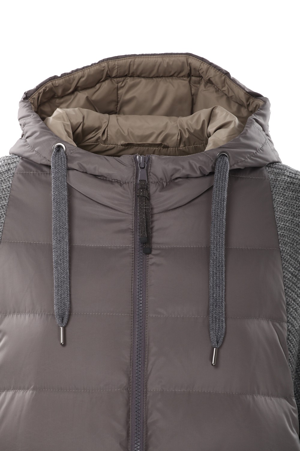 shop BRUNELLO CUCINELLI  Bomber: Brunello Cucinelli piumino in nylon opaco idrorepellente. 
Chiusura con zip e doppio cursore.
Tasche basse.
Fondo con coulisse.
Cappuccio regolabile con coulisse.
Decorazione in monile Nickel-free.
Imbottitura realizzata con materiali naturali di alta qualità: 90% piumino d'oca, 10% piuma d'oca.
Composizione: 100% Poliestere. 
Made in Italy.. MH5042699-C1527 number 8329427